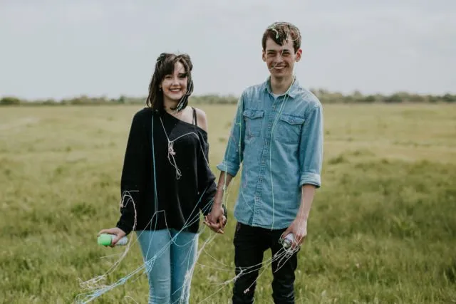 Biar Hasil Foto Prewedding Lebih Manis dan Berkesan, 14 Properti Sederhana Ini Bisa Kalian Gunakan 17