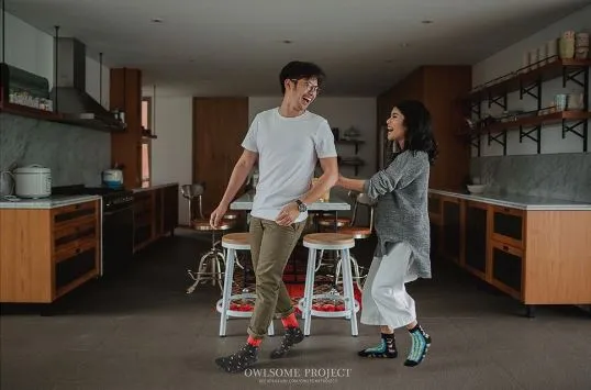 10 Inspirasi Prewedding Konsep Simpel Sambil Mengenakan Baju Kaos. Kalau Bisa Nyaman, Kenapa Harus yang Ribet? 14