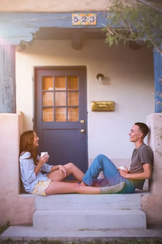 10 Inspirasi Prewedding Konsep Simpel Sambil Mengenakan Baju Kaos. Kalau Bisa Nyaman, Kenapa Harus yang Ribet? 11