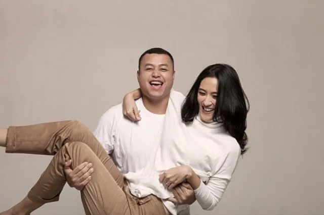 10 Inspirasi Prewedding Konsep Simpel Sambil Mengenakan Baju Kaos. Kalau Bisa Nyaman, Kenapa Harus yang Ribet? 18
