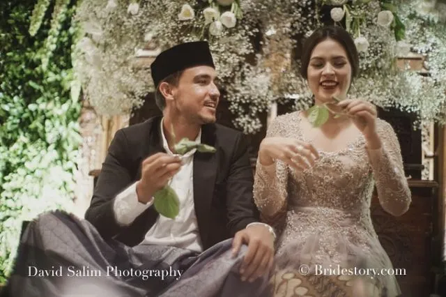Mengenal Prosesi 'Ngeuyeuk Seureuh' dari Adat Sunda yang Dilakukan Raisa dan Hamish. Yuk Simak Sampai Habis 19
