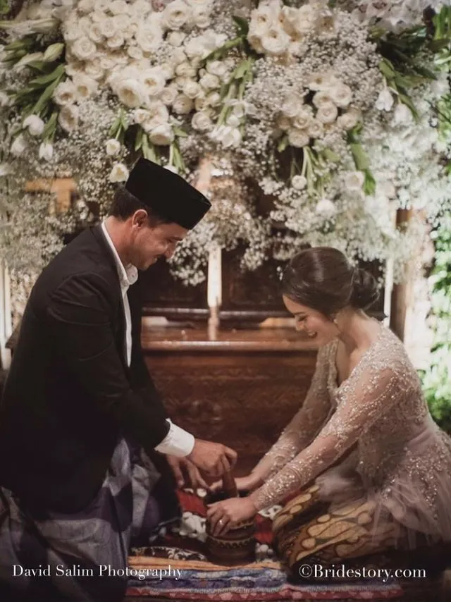 Mengenal Prosesi 'Ngeuyeuk Seureuh' dari Adat Sunda yang Dilakukan Raisa dan Hamish. Yuk Simak Sampai Habis 18