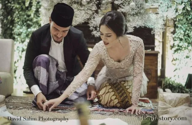 Mengenal Prosesi 'Ngeuyeuk Seureuh' dari Adat Sunda yang Dilakukan Raisa dan Hamish. Yuk Simak Sampai Habis 20