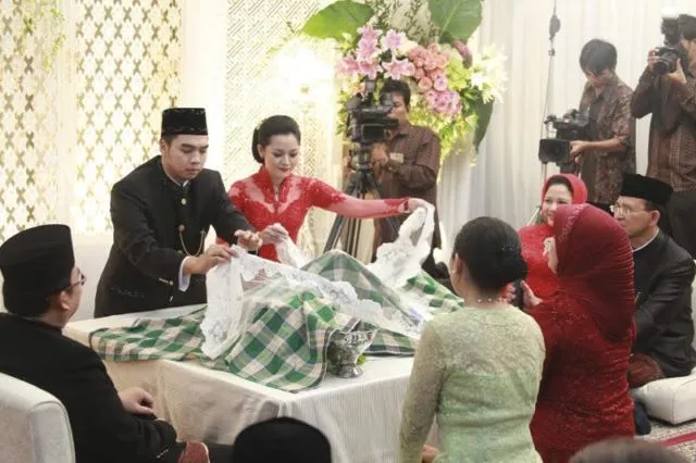 Mengenal Prosesi 'Ngeuyeuk Seureuh' dari Adat Sunda yang Dilakukan Raisa dan Hamish. Yuk Simak Sampai Habis 13