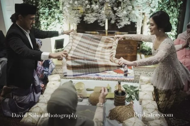 Mengenal Prosesi 'Ngeuyeuk Seureuh' dari Adat Sunda yang Dilakukan Raisa dan Hamish. Yuk Simak Sampai Habis 16