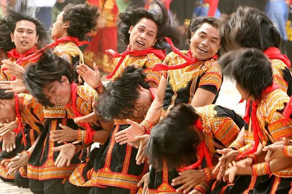 Pagelaran Saman 10.001 Penari Pecahkan Rekor MURI! Kamu Harus Tahu Filosofi Mendalam dari Tarian Ini 16