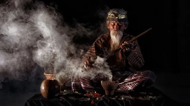 Zaman Boleh Modern, Tapi Banyak Orang Indonesia Masih Percaya Dukun Santet! Mungkin Ini Alasannya 5