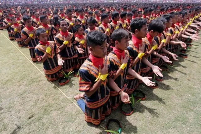 Pagelaran Saman 10.001 Penari Pecahkan Rekor MURI! Kamu Harus Tahu Filosofi Mendalam dari Tarian Ini 11