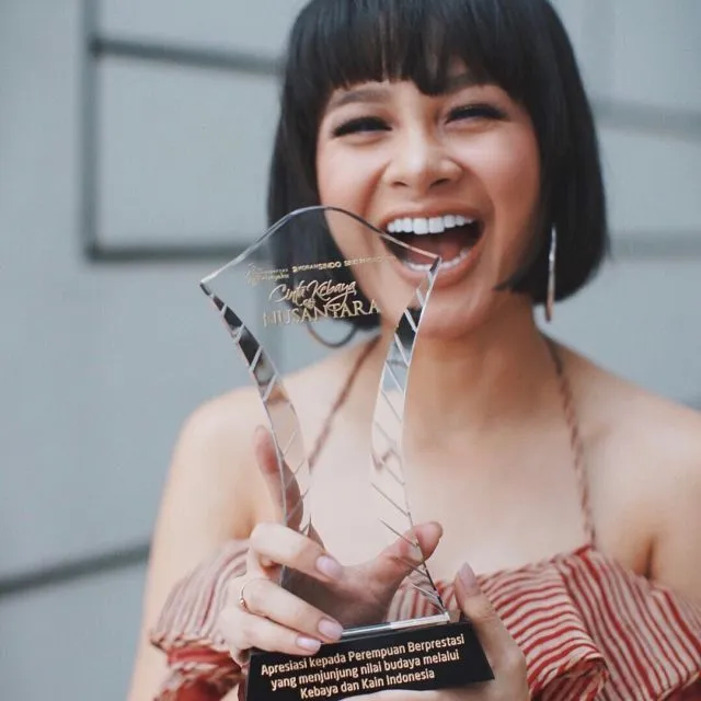 Tren Veneer yang Menyulap Gigi Jadi Putih Mengkilap. Antara Tambah Cantik atau Malah Aneh, Menurutmu? 7