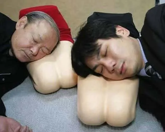 10 Benda Aneh Ini Hanya Ada di Jepang. Dari Bantal Kesepian Hingga Vending Machine Celana Dalam! 12
