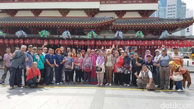Gokil! Lelaki Ini Berangkatkan 65 Gurunya Jalan-jalan ke Luar Negeri Karena Pengen Balas Jasa Mereka 5