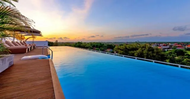 10 Hotel di Bali dengan Infinity Pool Terbaik & Instagramable 15 infinity pool bali murah