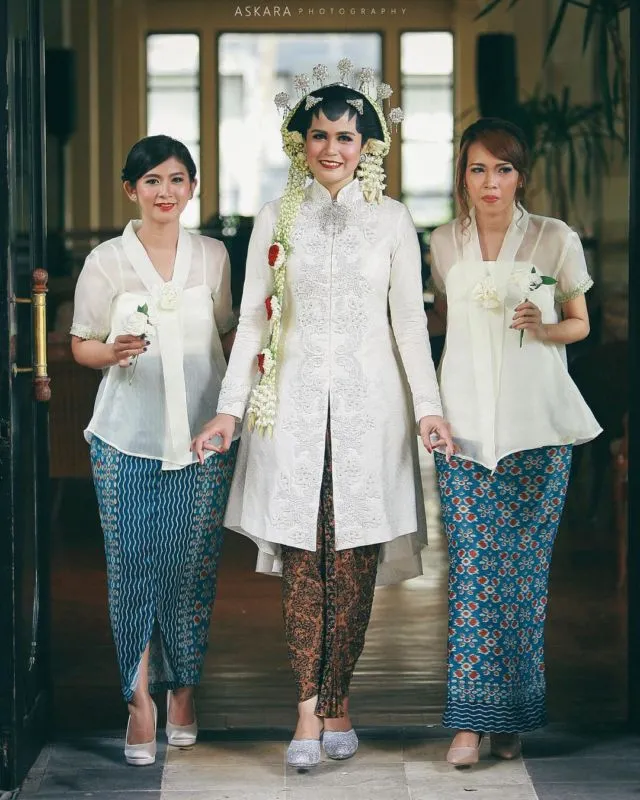 19+ Inspirasi Model Kebaya Akad Nikah Putih Simple 36