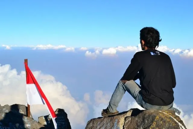 Kabar Duka Datang dari Gunung Semeru. Seorang Pendaki Meninggal Terkena Longsoran Batu! 5