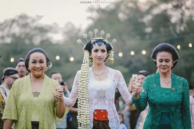 19+ Inspirasi Model Kebaya Akad Nikah Putih Simple 31