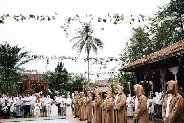 Pernikahan Bertema Game of Thrones dengan Latar Rustic Ini Jadi Sorotan. Unik dan Mengesankan! 25