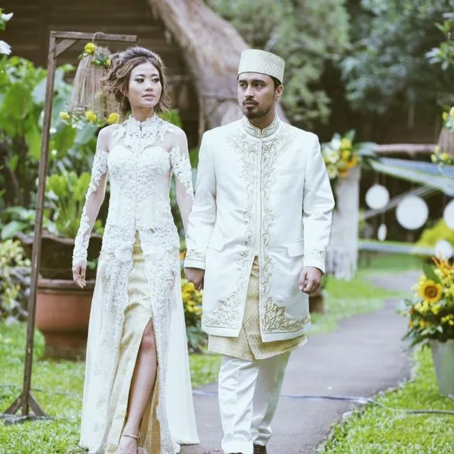 19+ Inspirasi Model Kebaya Akad Nikah Putih Simple 35