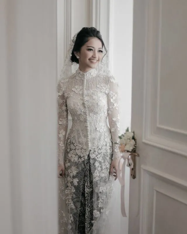 19+ Inspirasi Model Kebaya Akad Nikah Putih Simple 34