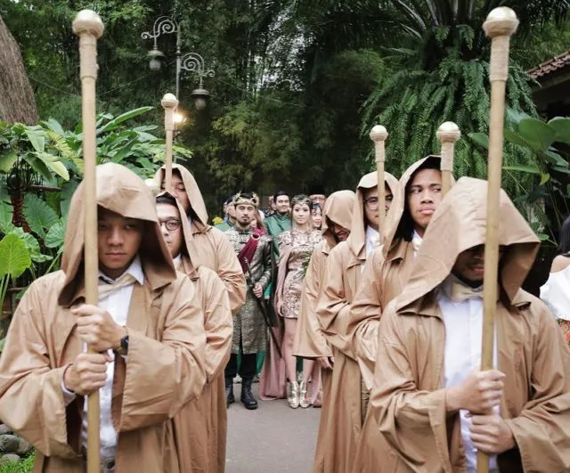Pernikahan Bertema Game of Thrones dengan Latar Rustic Ini Jadi Sorotan. Unik dan Mengesankan! 19