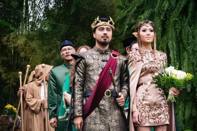 Pernikahan Bertema Game of Thrones dengan Latar Rustic Ini Jadi Sorotan. Unik dan Mengesankan! 20