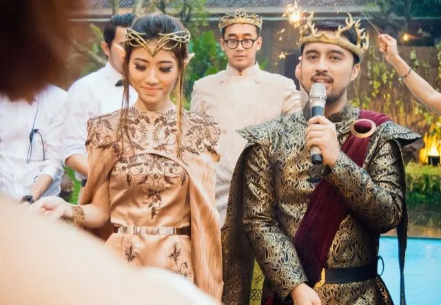 Pernikahan Bertema Game of Thrones dengan Latar Rustic Ini Jadi Sorotan. Unik dan Mengesankan! 23