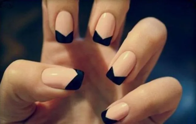 13 Modifikasi Polesan Kuku Ala French Manicure yang Memanjakan Mata 22
