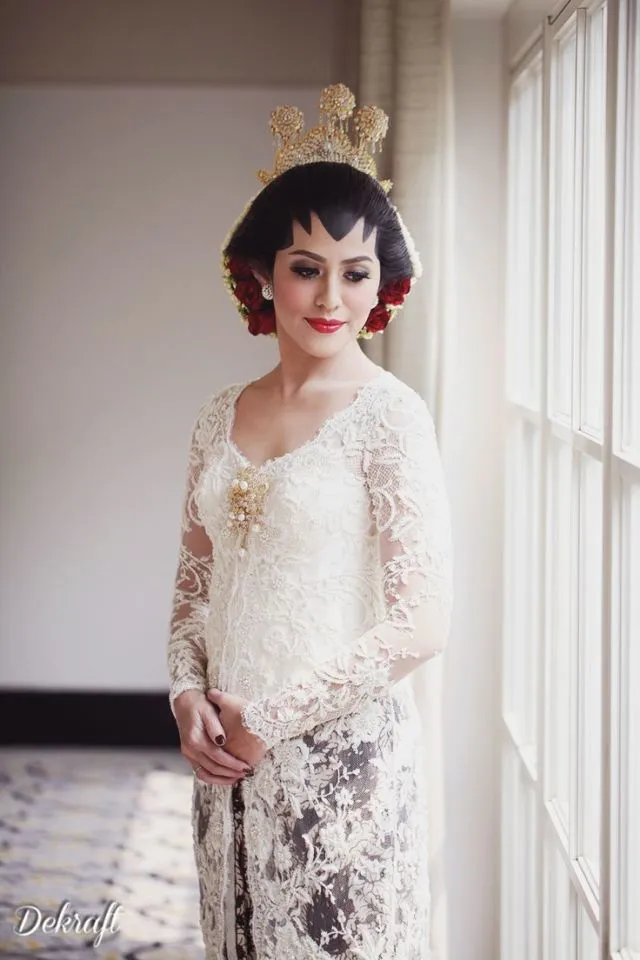 19+ Inspirasi Model Kebaya Akad Nikah Putih Simple 21