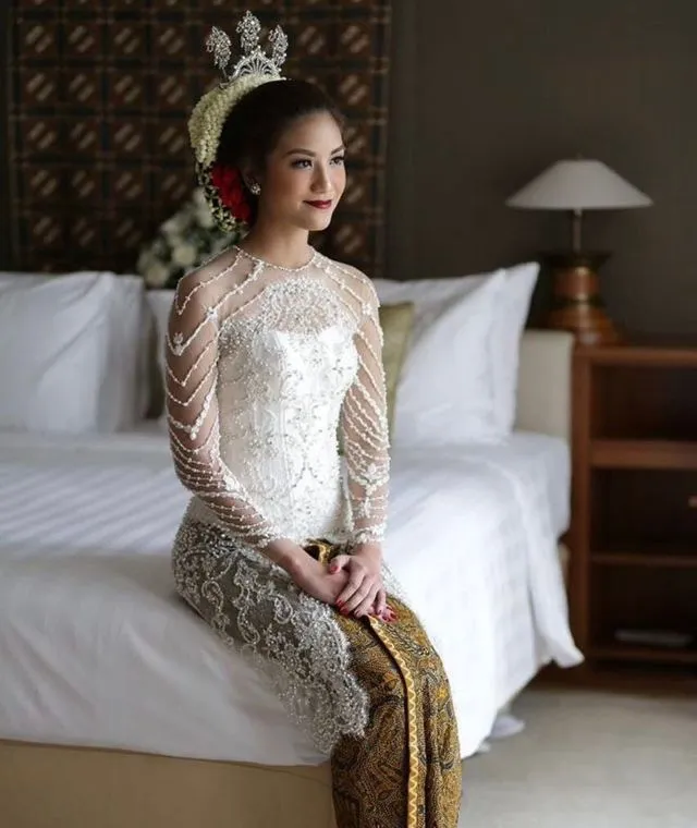 19+ Inspirasi Model Kebaya Akad Nikah Putih Simple 39