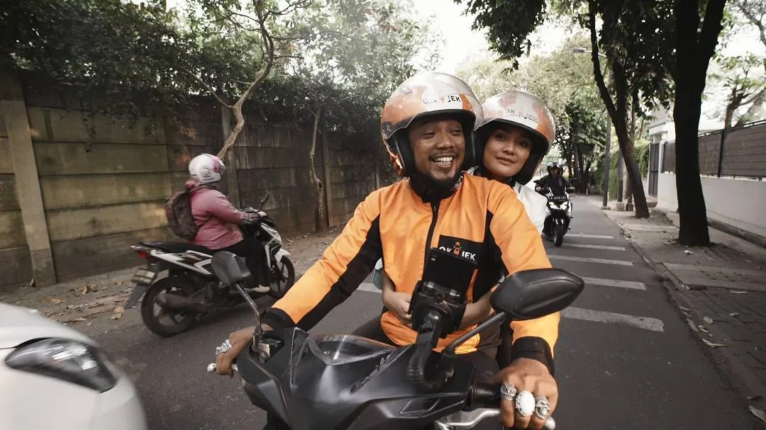 6 Hal Ajaib Tapi Lucu yang Sering Dilakukan Para Pejuang LDR Saat Menghadapi Rindu