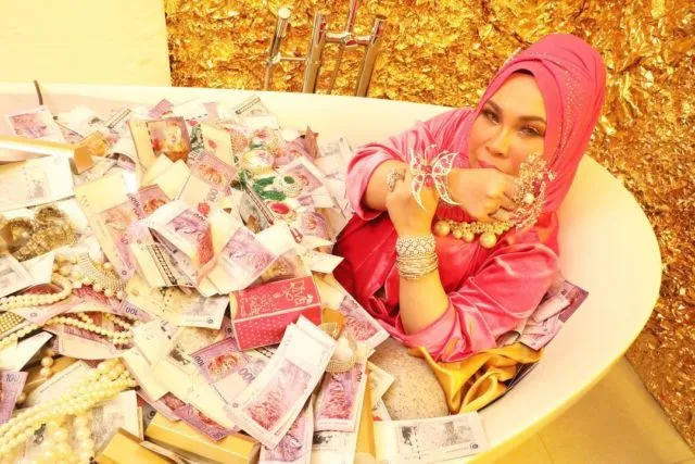 Pernah Alami Hidup Sulit, Wanita Ini Kini Bermandikan Uang dan Perhiasan. Warganet Malah Bilang Itu Riya! 4