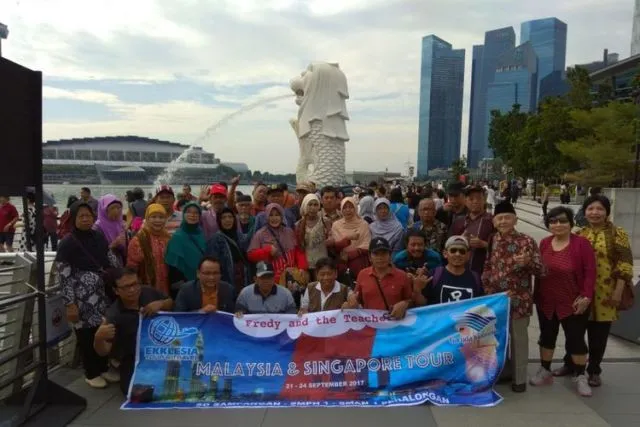 Gokil! Lelaki Ini Berangkatkan 65 Gurunya Jalan-jalan ke Luar Negeri Karena Pengen Balas Jasa Mereka 4