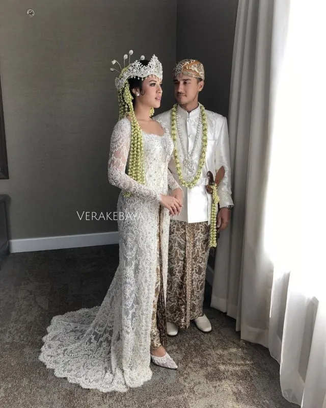 19+ Inspirasi Model Kebaya Akad Nikah Putih Simple 30