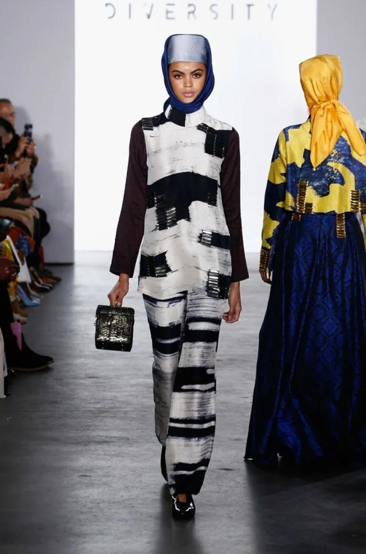 Dian Pelangi Pamerkan Koleksinya di New York Fashion Week. Baju Muslim Bisa Sekeren Ini, Hebat! 12