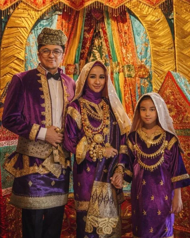 Busana Adat Koto Gadang dengan Segala Magisnya. Nggak Heran Bella Mengenakannya di Hari Bahagia 6