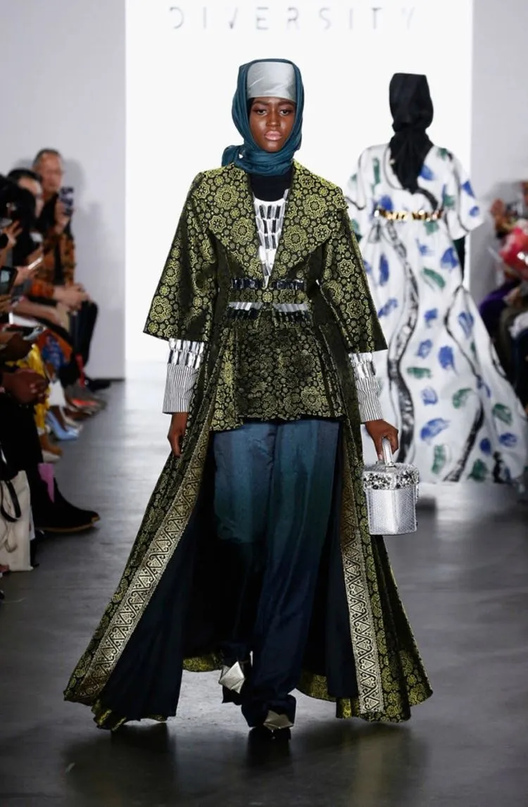Dian Pelangi Pamerkan Koleksinya di New York Fashion Week. Baju Muslim Bisa Sekeren Ini, Hebat! 15