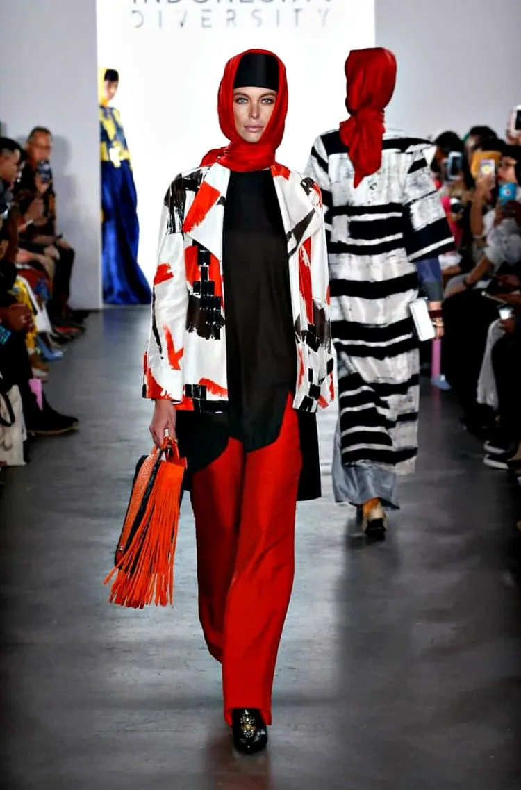 Dian Pelangi Pamerkan Koleksinya di New York Fashion Week. Baju Muslim Bisa Sekeren Ini, Hebat! 14