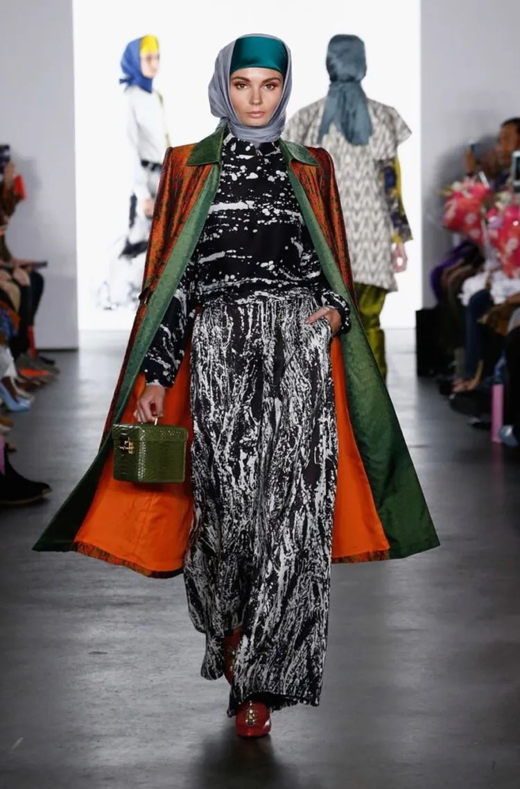 Dian Pelangi Pamerkan Koleksinya di New York Fashion Week. Baju Muslim Bisa Sekeren Ini, Hebat! 18