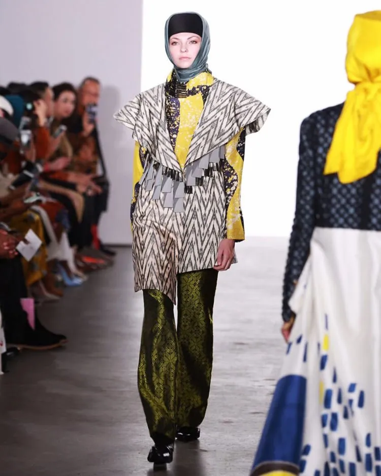 Dian Pelangi Pamerkan Koleksinya di New York Fashion Week. Baju Muslim Bisa Sekeren Ini, Hebat! 11