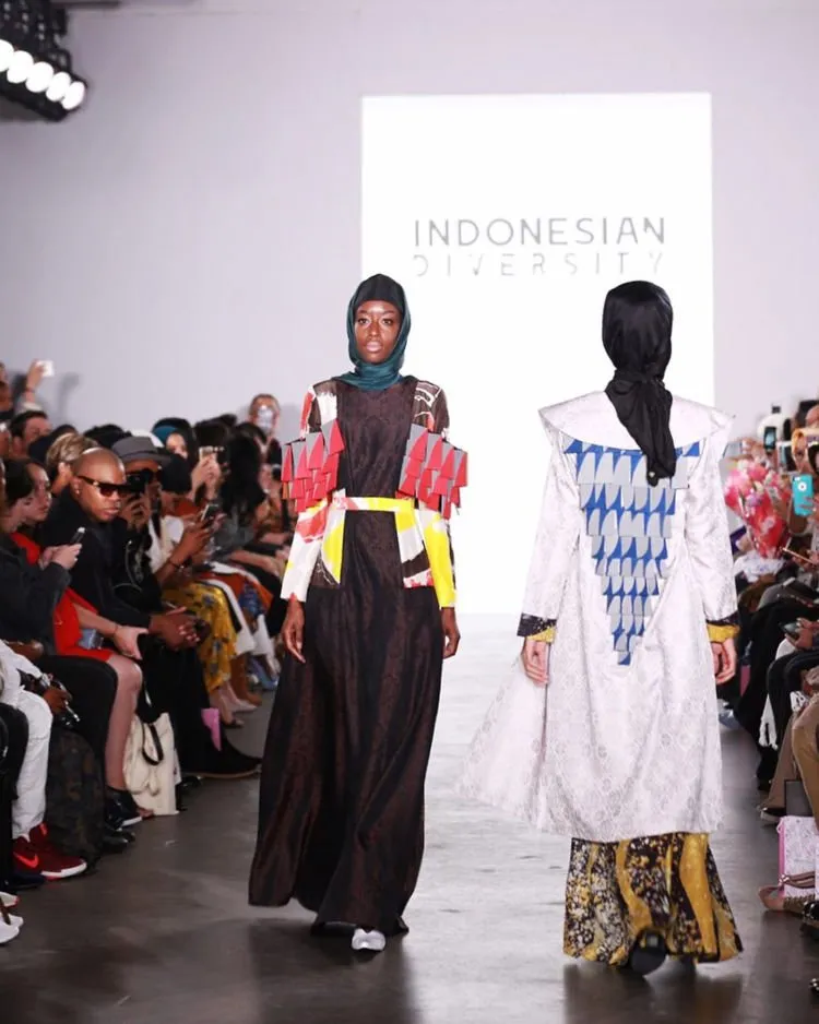 Dian Pelangi Pamerkan Koleksinya di New York Fashion Week. Baju Muslim Bisa Sekeren Ini, Hebat! 17
