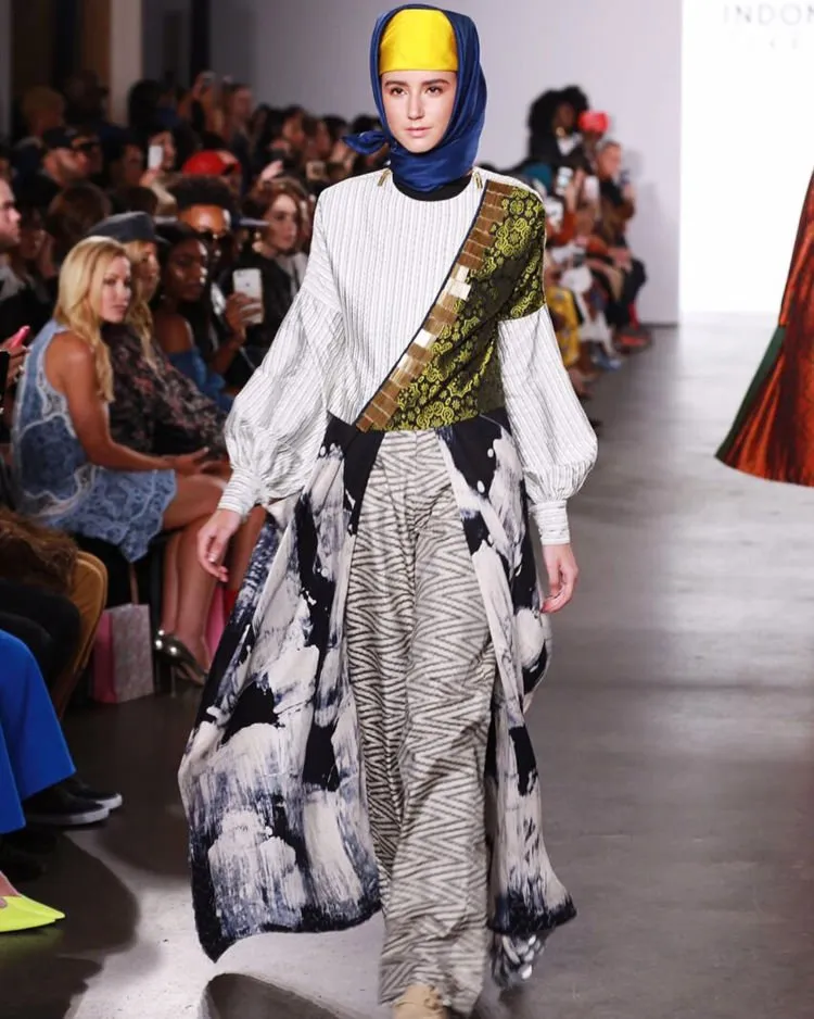 Dian Pelangi Pamerkan Koleksinya di New York Fashion Week. Baju Muslim Bisa Sekeren Ini, Hebat! 16