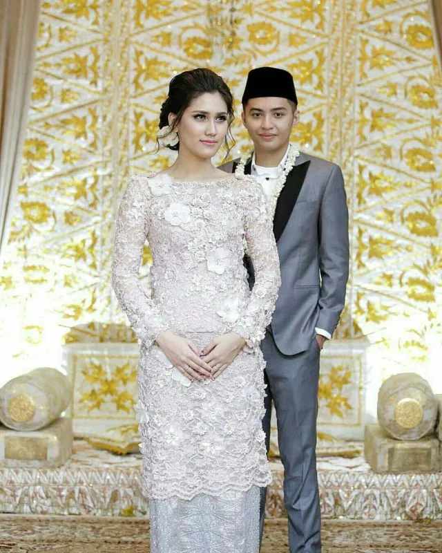 19+ Inspirasi Model Kebaya Akad Nikah Putih Simple 27