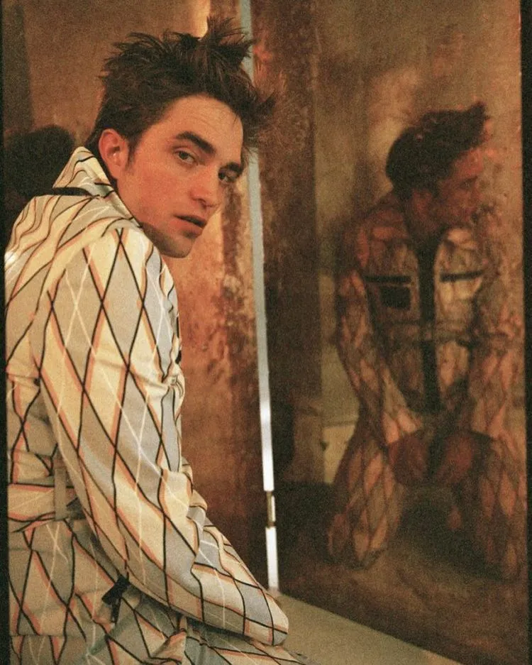Cewek Pada Ilfil Nggak Sih Lihat Edward Cullen Berpose Seperti Ini? 16