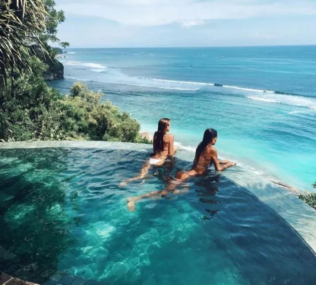 10 Hotel di Bali dengan Infinity Pool Terbaik & Instagramable 11 hotel di bali dengan view laut