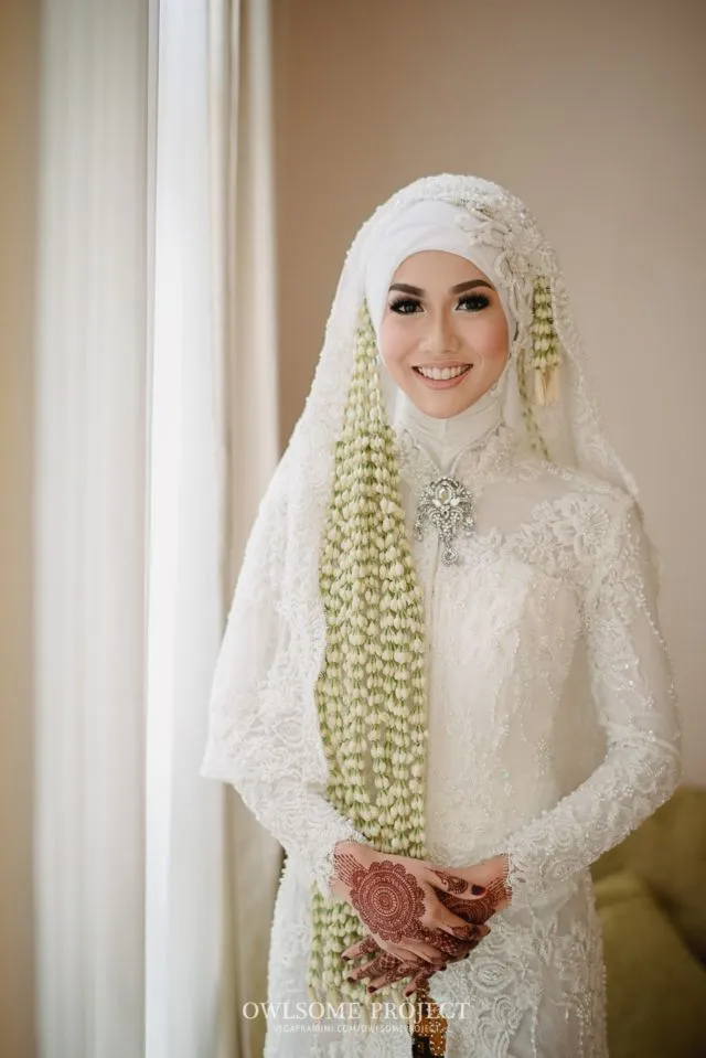 19+ Inspirasi Model Kebaya Akad Nikah Putih Simple 23