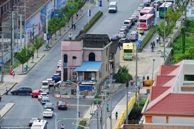 14 Tahun Tinggal Penuh Risiko, Rumah di Tengah Jalan Ini Akhirnya Dirobohkan 4