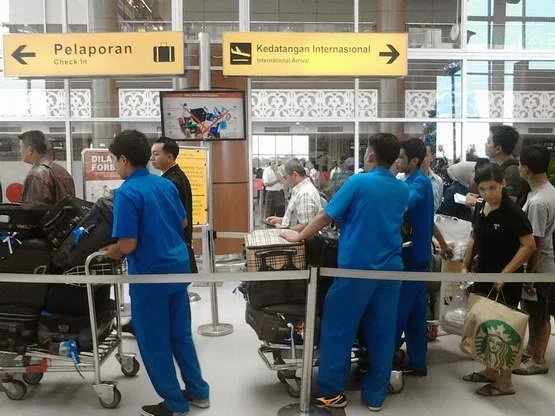 Biar Jadi Bandara Kelas Dunia, Airport Soetta Sediakan Jasa Porter Gratis. Keren Atau Bikin Manja?! 4