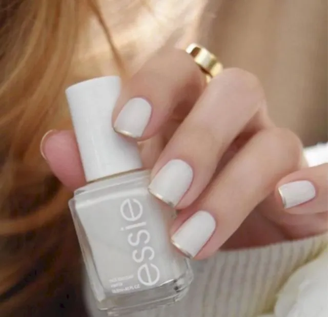 13 Modifikasi Polesan Kuku Ala French Manicure yang Memanjakan Mata 16