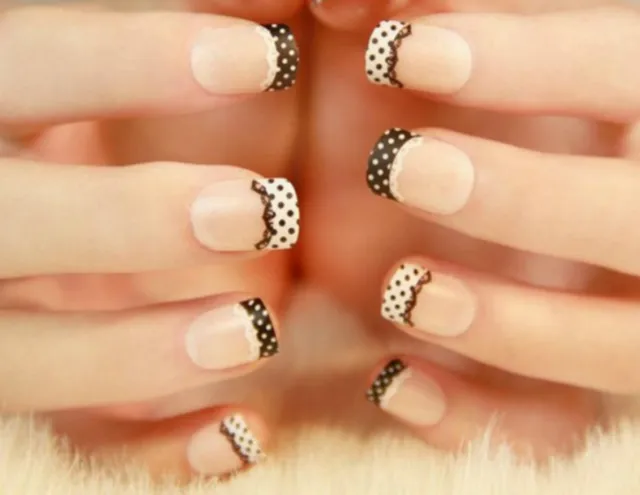 13 Modifikasi Polesan Kuku Ala French Manicure yang Memanjakan Mata 15