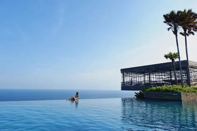 10 Hotel di Bali dengan Infinity Pool Terbaik & Instagramable 17