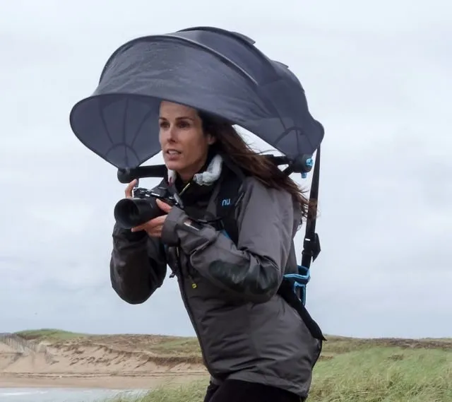 Hands Free Umbrella, Payung Lucu yang Nggak Perlu Kamu Pegang. Simpel dan Kekinian Abis! 3